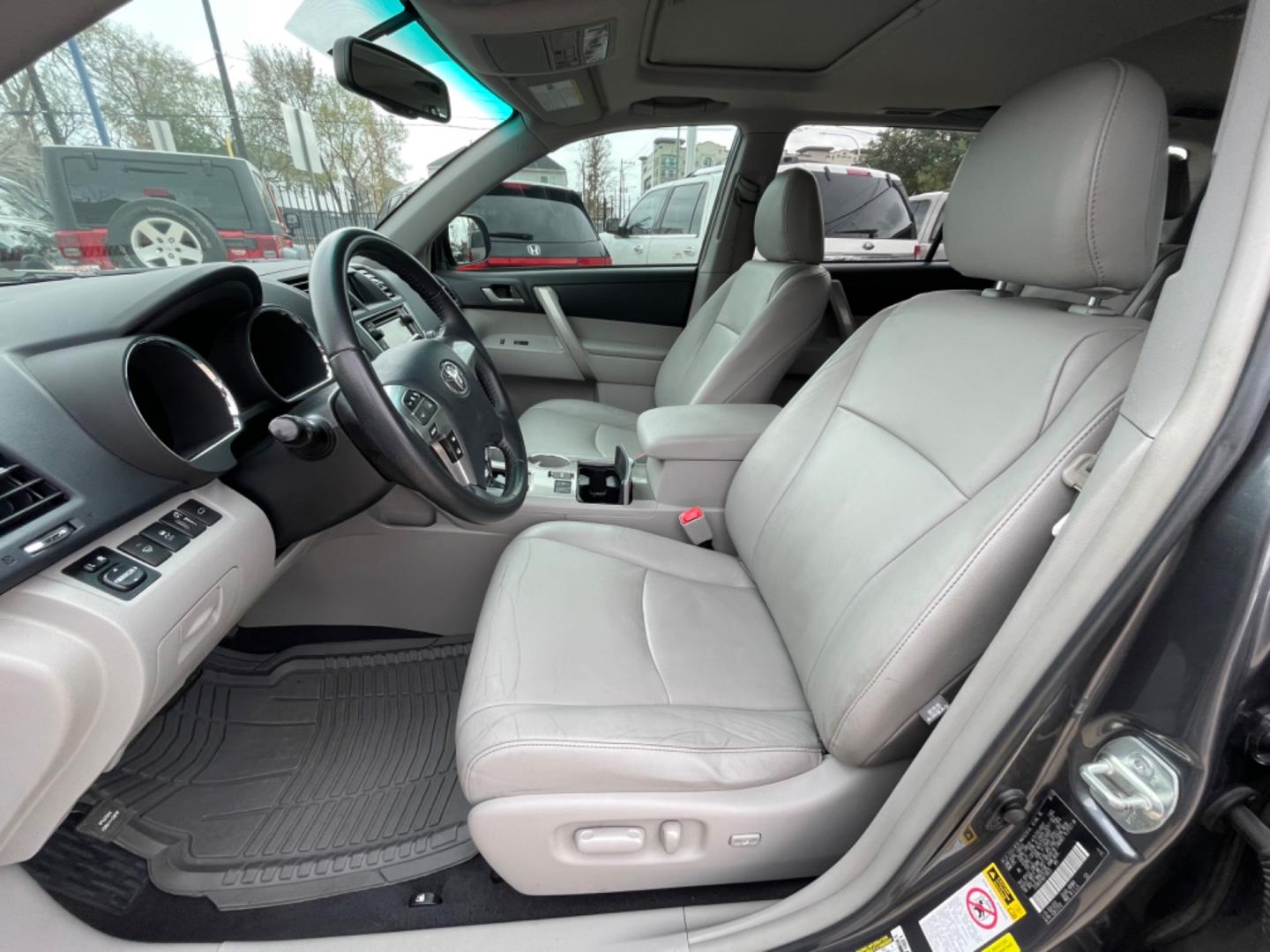 2013 Gray /Silver Toyota Highlander (5TDZK3EH0DS) with an V6 engine, Automatic transmission, located at 1501 West 15th St., Houston, 77008, (713) 869-2925, 29.797941, -95.411789 - Photo#4